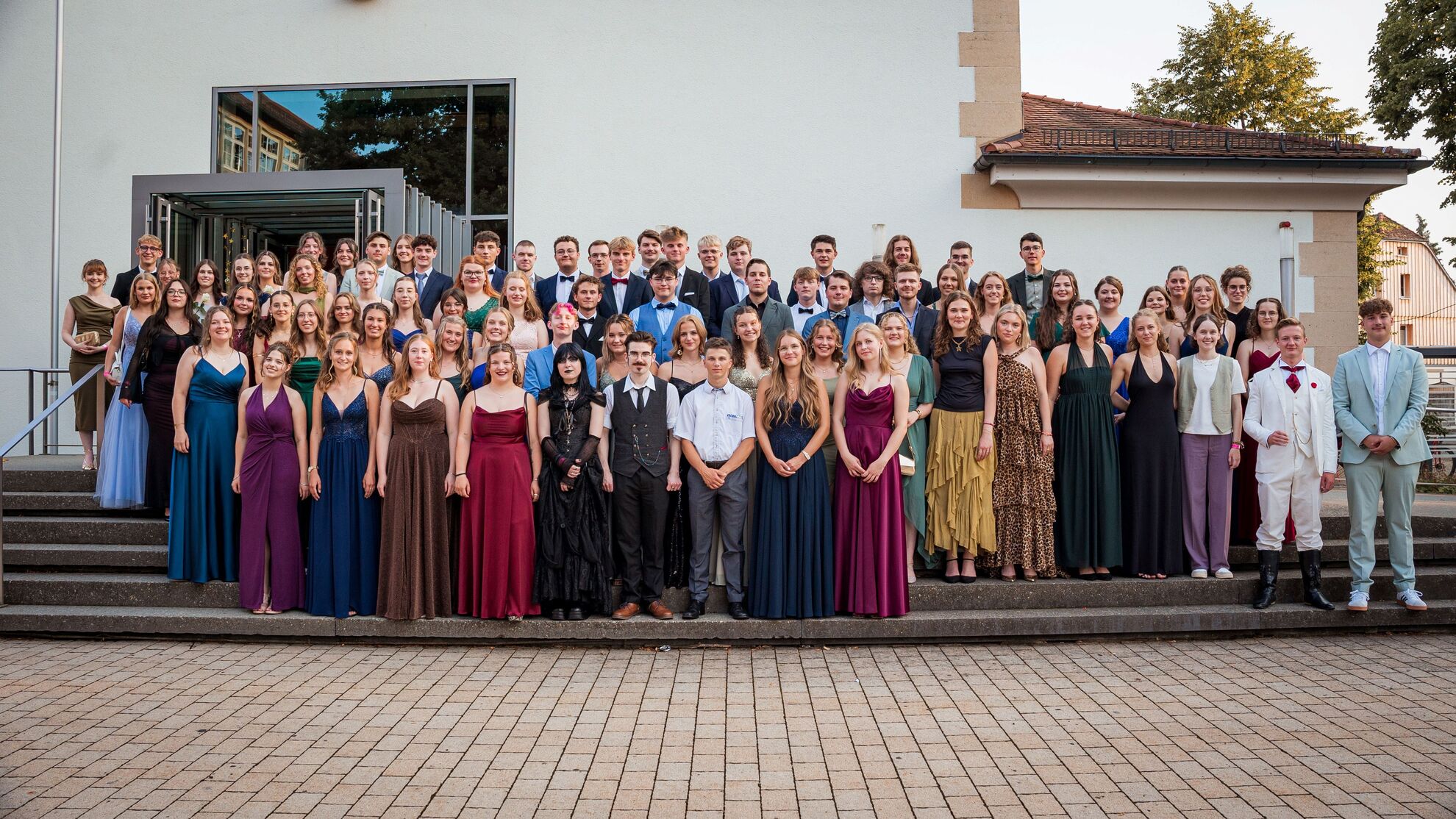 Abiturienten der GSS bei der Abiturfeier im Juli 2025 vor der Festhalle in Leutkirch